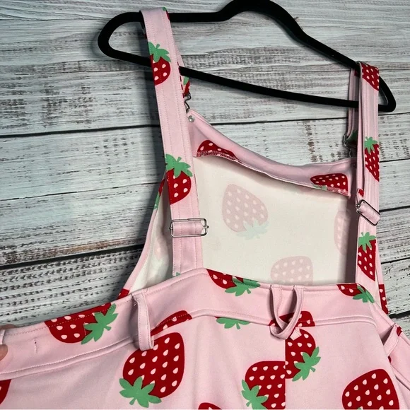 Hot Topic‎ 3X Strawberry Shortalls Plus Size Fruit Print Overalls - Picture 5 of 10